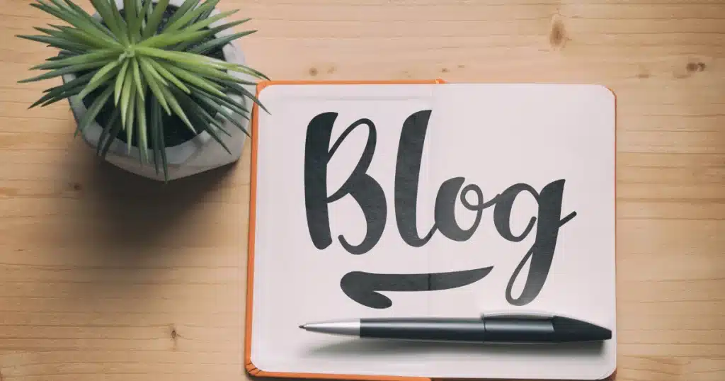 photo d'une affiche avec écrit blog et une plante verte pour illustrer la création d'un blog santé ou bien être