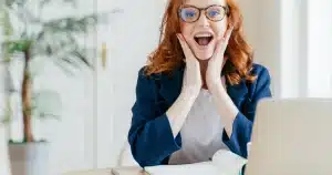 photo d'une femme qui a plus de clients sur son site web