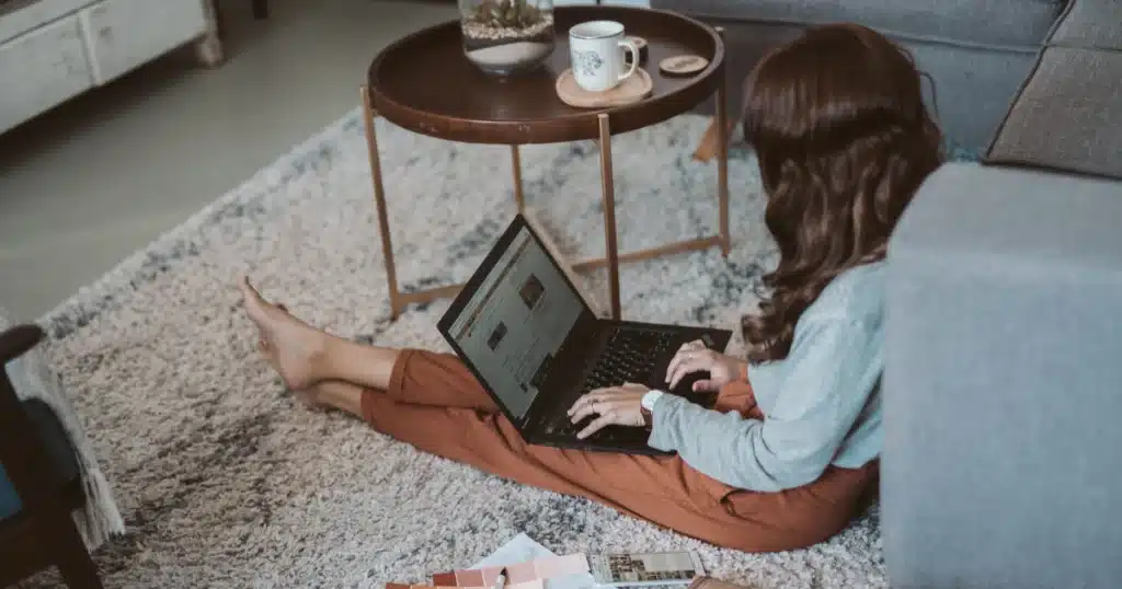 photo d'une femme qui se demande pourquoi mon site n'est pas visible sur google