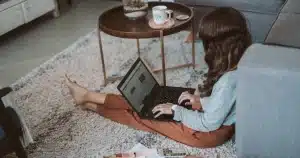 photo d'une femme qui se demande pourquoi mon site n'est pas visible sur google